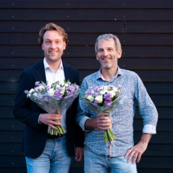 Melvin Smit (links) en André Bus (rechts) met een bos bloemen