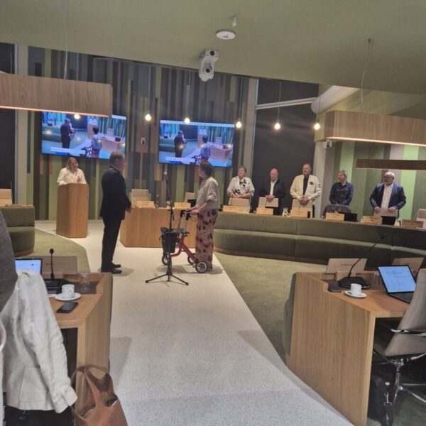 Installatie Truus Klein Wolterink door burgemeester Bats